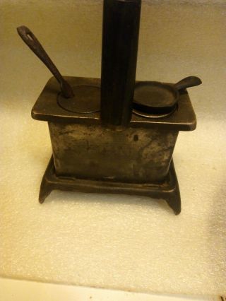 Vintage Queen two burner Cast Iron Child ' s Toy Miniature Stove w/ Accessories 3