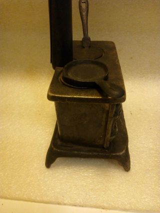 Vintage Queen two burner Cast Iron Child ' s Toy Miniature Stove w/ Accessories 4