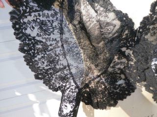 GORGEOUS ANTIQUE BLACK CHANTILLY LACE SHAWL SCARF MANTILLA 8