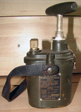 Vintage U.  S.  Army Wwii Military 10 Cap Blasting Detonator W/plunger Or Crank