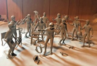 Marx Style Space Travel Figures Equipped With Helmets And Tools9not Marx)