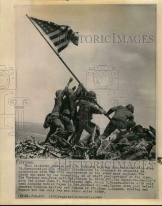 1945 Press Photo Marines Raising American Flag On Iwo Jima - Nom08843