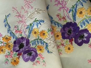 GORGEOUS VINTAGE LINEN HAND EMBROIDERED TABLECLOTH FLORAL DISPLAYS 2