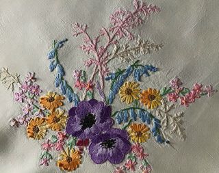 GORGEOUS VINTAGE LINEN HAND EMBROIDERED TABLECLOTH FLORAL DISPLAYS 3