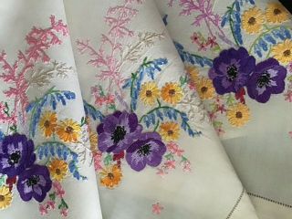 GORGEOUS VINTAGE LINEN HAND EMBROIDERED TABLECLOTH FLORAL DISPLAYS 4