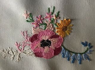 GORGEOUS VINTAGE LINEN HAND EMBROIDERED TABLECLOTH FLORAL DISPLAYS 5