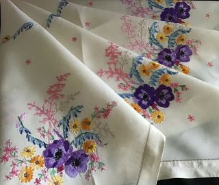 GORGEOUS VINTAGE LINEN HAND EMBROIDERED TABLECLOTH FLORAL DISPLAYS 6