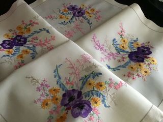 GORGEOUS VINTAGE LINEN HAND EMBROIDERED TABLECLOTH FLORAL DISPLAYS 7