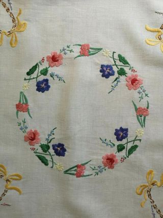 VINTAGE PRETTY EMBROIDERED BASKETS OF FLOWERS SPRING FLORALS TABLECLOTH 5