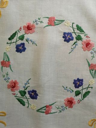 VINTAGE PRETTY EMBROIDERED BASKETS OF FLOWERS SPRING FLORALS TABLECLOTH 7