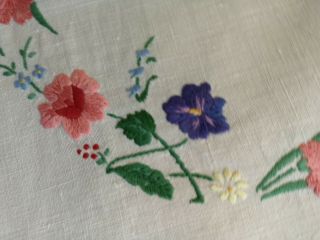 VINTAGE PRETTY EMBROIDERED BASKETS OF FLOWERS SPRING FLORALS TABLECLOTH 8