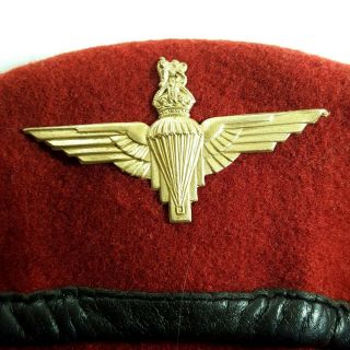 Red Paratroper Beret With Badge United Kingdom