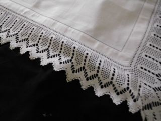 Vintage Snow White Linen Damask Tablecloth With Crochet Lace Border