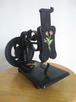 Antique/vintage Cast Iron Toy Sewing Machine