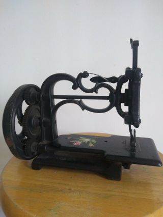 Antique/Vintage Cast Iron Toy Sewing Machine 2