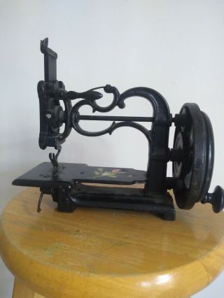 Antique/Vintage Cast Iron Toy Sewing Machine 4