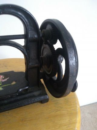 Antique/Vintage Cast Iron Toy Sewing Machine 5