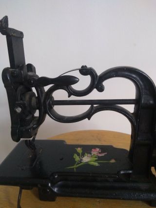 Antique/Vintage Cast Iron Toy Sewing Machine 6
