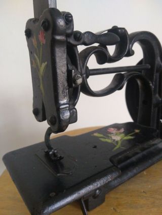 Antique/Vintage Cast Iron Toy Sewing Machine 8