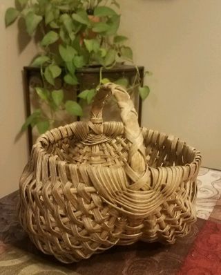 Charming Vintage Small Primitive Woven Splint Oak Buttocks Basket Egg Gathering