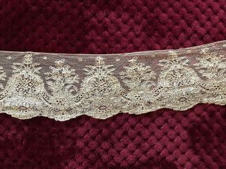 Stunning 18th C.  Bobbin lace edging Blonde - 31 