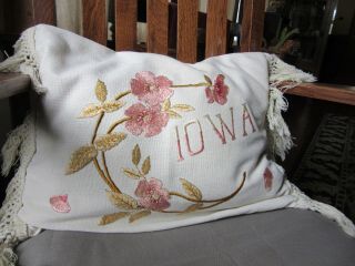 Vtg Embroidered Pillow Iowa Bungalow A&c Farmhouse Cottage - Mission Style