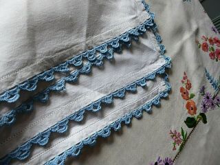 VINTAGE HAND EMBROIDERED LINEN TABLECLOTH=BEAUTIFUL TRAILING FLOWERS 2