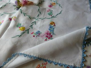 VINTAGE HAND EMBROIDERED LINEN TABLECLOTH=BEAUTIFUL TRAILING FLOWERS 4