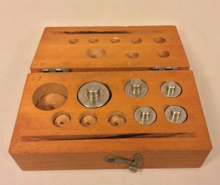 Vintage Set Of Nickel Plated Scale Weights Set In Wood Base 5 To 50 Gram Weights