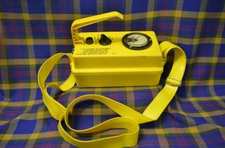 Vintage Victoreen Model 710 B Yellow Geiger Counter - Mfg For Fcda,  Cleveland
