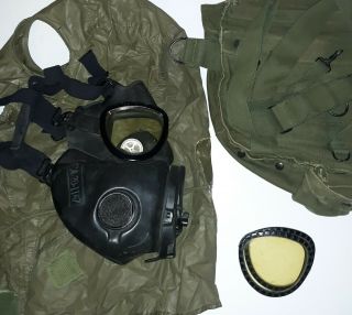 M17a1 Vintage Gas Mask,  Us Military Issue,  W/ Canvas Carrying Bag And Hood