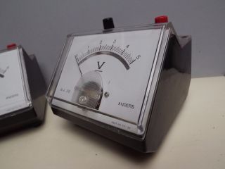 METER [ Voltmeter ] 0 - 5 Volts DC { C1970 } Analogue Meter { Bench Meter } 3