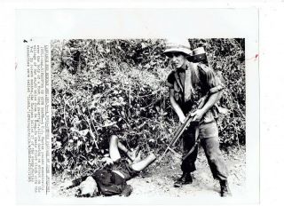 Vietnam War Press Photo - Us Marine With Body Of Viet Cong Guerrilla - Duc An