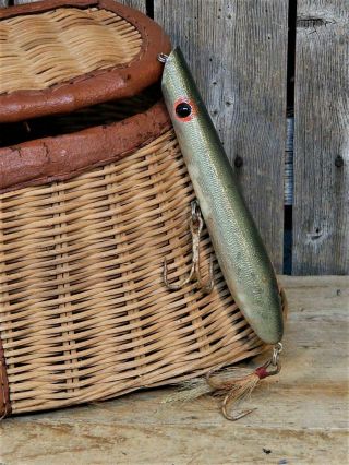 Vintage Old Fishing Creel Basket w/ Lure Primitive Father ' s Day Rustic Cabin 3