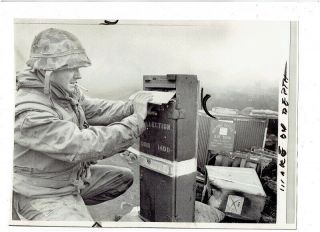 Vietnam War Press Photo - Us Soldier Put Letter In Mailbox - Khe Sanh Post Office