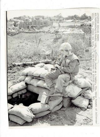 Vietnam War Press Photo - Us Soldier Cleans Rifle,  Seated On Bunker - Khe Sanh
