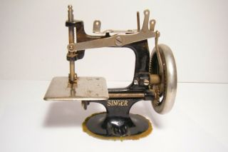 ANT.  TOY SINGER SEWING MACHINE 6
