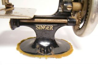 ANT.  TOY SINGER SEWING MACHINE 8