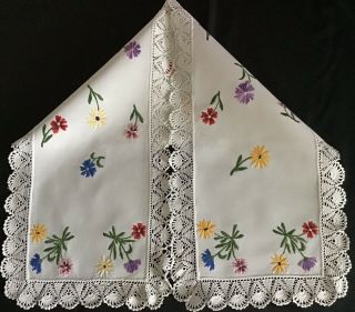 GORGEOUS VINTAGE HAND EMBROIDERED TABLE RUNNER INDIVIDUAL FLORALS/LACE TRIM 2