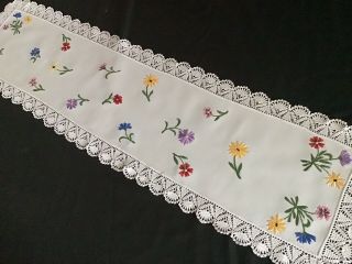 GORGEOUS VINTAGE HAND EMBROIDERED TABLE RUNNER INDIVIDUAL FLORALS/LACE TRIM 3