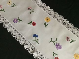 GORGEOUS VINTAGE HAND EMBROIDERED TABLE RUNNER INDIVIDUAL FLORALS/LACE TRIM 4