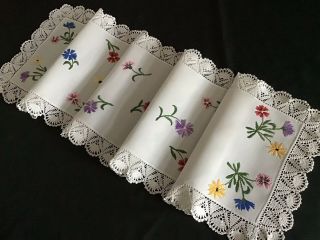 GORGEOUS VINTAGE HAND EMBROIDERED TABLE RUNNER INDIVIDUAL FLORALS/LACE TRIM 5