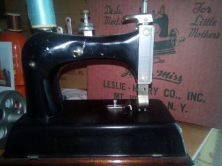 1940s Artcraft Junior Miss Metal Hand Crank Sewing Machine Toy West Haven CT w/ 6