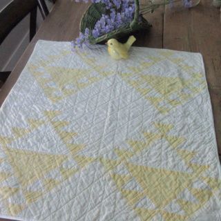 So Charming Vintage 30s Yellow Basket Farmhouse Cottage Table Quilt 21x21