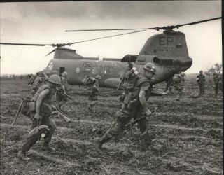 1967 U.  S.  Marines Head To Helicopters In Dmz - Vietnam War Press Photo