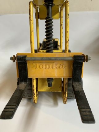 Vtg.  TONKA pressed steel FORKLIFT w/Orange Blinker & pivot action 6