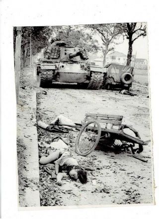 Vietnam War Press Photo - Us Tank With Civilian Dead In Street - Hue
