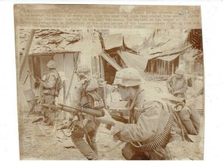 Vietnam War Press Photo - Us Marines Charge A House - Hue
