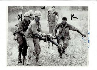 Vietnam War Press Photo - Wounded Us 9th Inf Soldier Rescued - Dong Tam