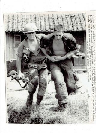 Vietnam War Press Photo - Wounded Us 9th Inf Soldier Helped To Copter - Dong Tam